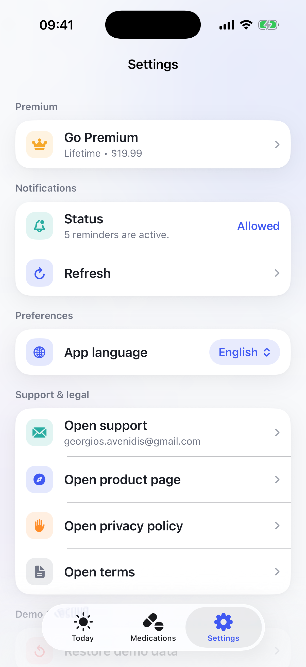MediMemo settings screen showing language, sample data, notifications, premium, legal, and app version controls.